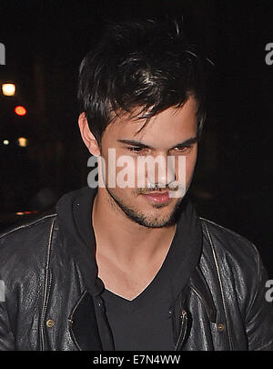 Star de Twilight Taylor Lautner arrivant à la May Fair Hotel bar pour une soirée avec vos amis. Taylor est en ce moment à Londres pour le tournage d'un nouveau choc des cultures célèbre Trois BBC comedy 'Cuckoo' Avec : Taylor Lautner Où : London, Royaume-Uni Quand : 19 Mars 2014 Banque D'Images