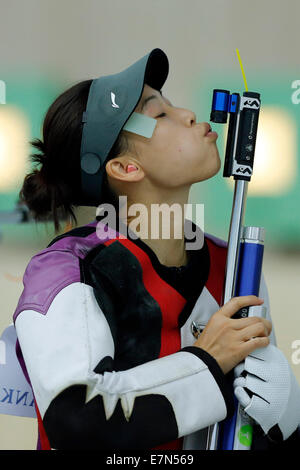 Incheon, Corée du Sud. 22 Sep, 2014. Yi Siling de Chine se prépare pour le 10m rifle à air équipe femme finale du tir à la 17e Jeux asiatiques à Incheon, Corée du Sud, du 22 septembre 2014. Credit : Shen Bohan/Xinhua/Alamy Live News Banque D'Images