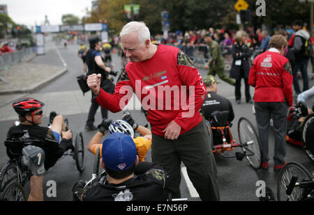 Ottawa, Canada. Sep 21, 2014. Gouverneur général du Canada David Johnston (Haut) encourage les athlètes handicapés lors de la course de l'Armée du Canada 2014 à Ottawa, Canada, le 21 septembre, 2014. Les soldats blessés et les athlètes handicapés ont été parmi les 25 000 coureurs à l'événement annuel qui aide à recueillir des fonds pour les familles des militaires. Credit : Cole Burston/Xinhua/Alamy Live News Banque D'Images