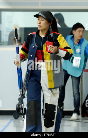 Incheon, Corée du Sud. 22 Sep, 2014. Binbin Zhang de Chine entre dans le site d'assister à la carabine 10m finales femmes du tir à la 17e Jeux asiatiques à Incheon, Corée du Sud, du 22 septembre 2014. Credit : Shen Bohan/Xinhua/Alamy Live News Banque D'Images