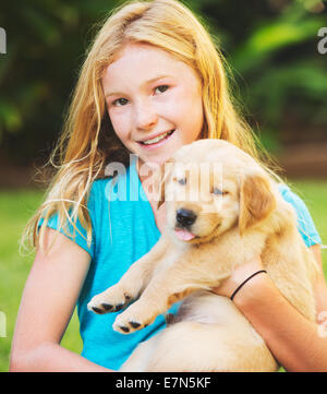 Cute Adorable jeune fille avec chiot Banque D'Images