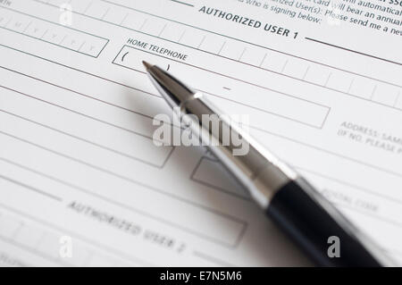 Formulaire de demande de crédit en blanc et stylo close up Banque D'Images