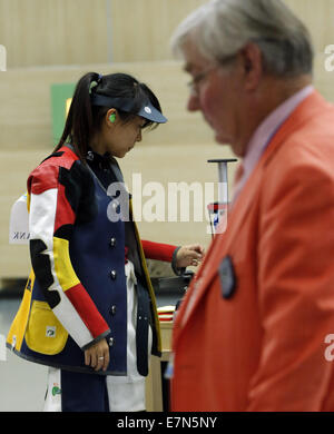 Incheon, Corée du Sud. 22 Sep, 2014. Binbin Zhang de Chine se prépare pour le 10m rifle à air women's finale du tir à la 17e Jeux asiatiques à Incheon, Corée du Sud, du 22 septembre 2014. Credit : Shen Bohan/Xinhua/Alamy Live News Banque D'Images