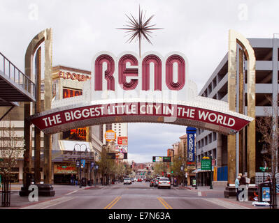 Le plus grand panneau petite ville du monde accueille les visiteurs à Reno, Nevada, un célèbre monument de néon et symbole de l'esprit animé de la ville. Banque D'Images