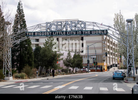 Le plus grand panneau petite ville du monde accueille les visiteurs à Reno, Nevada, un célèbre monument de néon et symbole de l'esprit animé de la ville. Banque D'Images
