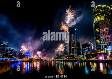 D'artifice spectaculaires le long de la rivière Yarra illuminent le ciel plus de Melbourne en Australie. Banque D'Images