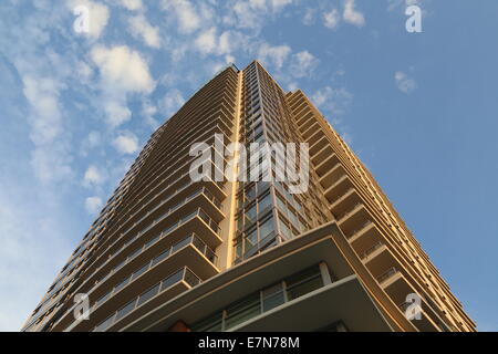 Coquitlam, BC Canada - Août 24, 2014 : neuf dans un bâtiment contre le ciel bleu à Coquitlam, BC Canada. Banque D'Images