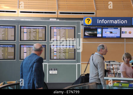 Les gens de demander des informations à l'intérieur de l'aéroport YVR Banque D'Images