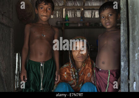 18 oct., 2012 - Hosneara (23) avec ses deux fils, son mari Habibur Rahman (28) a été tué par Tiger dans l'année 2009. Des milliers d'hommes et de femmes aller dans la forêt des Sundarbans dans le sud du Bangladesh tous les jours pour recueillir le miel, ramasser du bois, ou d'attraper des poissons, crabes et en se plaçant à grand risque pour un tigre attaque. Dans presque chaque village il y a une femme ou un homme, les femmes sont souvent qualifié de 'Bidhoba Bagh'' qui est ''Tiger Veuve'', dont le conjoint a été victime d'une attaque de tigre. Les hommes de se remarier habituellement en quelques mois, mais les femmes ne le font pas. Comme la plupart des femmes sont tue quand Banque D'Images