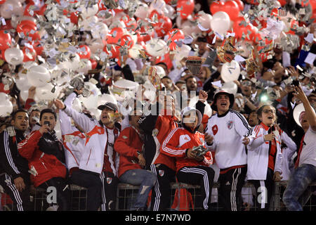 Buenos Aires, Argentine. Sep 21, 2014. Fans de River Plate réagir pendant le premier match du tournoi de la Division contre Independiente à Antonio Vespucio Liberti Stadium, à Buenos Aires, Argentine, le 21 septembre, 2014. Crédit : Martin Zabala/Xinhua/Alamy Live News Banque D'Images