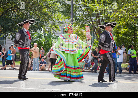 Dancers performing Jarabe Tapatio (Mexican Hat dance) au festival en plein air - Washington, DC USA Banque D'Images