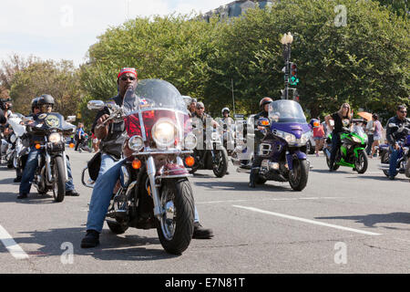 Harley Davidson motorcycle riders club à parade - USA Banque D'Images