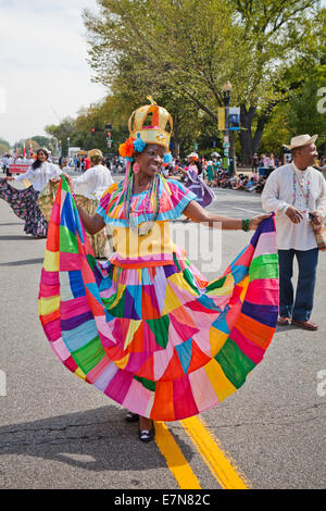 L'exécution de danseur Jarabe Tapatio (Mexican Hat dance) au festival en plein air - Washington, DC USA Banque D'Images