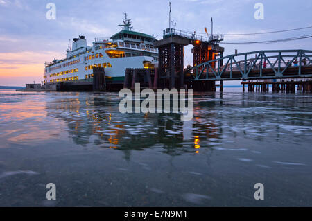 Mukilteo-Clinton ferry quitte pour l'île de Whidbey. Mukilteo, Washington, USA Banque D'Images