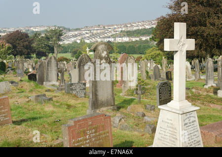 Rangées de maisons mitoyennes aux toits de lauzes contraste avec l'allée et rangée de pierre tombale dans un cimetière rappel de vie et mort Banque D'Images