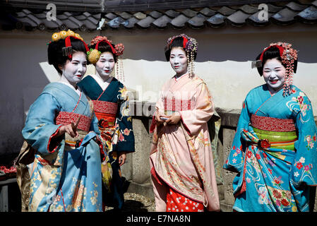 Les femmes japonaises, geishas posant pour une photo, zone de Gion, Kyoto, Japon, Asie. Geisha traditionnelles make-up et robe Banque D'Images