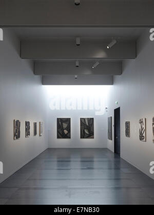 Musée Soulages, Rodez, France. Architecte : Eduardo Souto, 2014. L'espace d'exposition. Banque D'Images