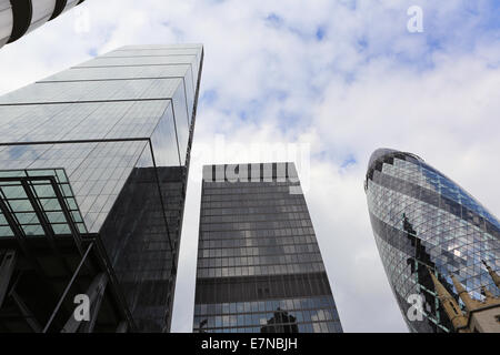 Londres, Royaume-Uni. Sep 21, 2014. Jour 2 de Open House Londres - les clients pour environ 3 heures d'attente pour obtenir un glimse du haut du Leadenhall Building (aussi connu sous l'ast cheesegrater) pendant le seul moment où il sera ouvert au public cette année. Les files d'attente ont été vu tout autour de la rue et encore une fois à l'intérieur du bâtiment. Faits saillants de l'opinion inclus : St Paul, le Gherkin et Canary Wharf. En conséquence, les poubelles débordaient en raison du grand nombre de personnes présentes. Credit : Oliver Dixon/Alamy Live News Banque D'Images