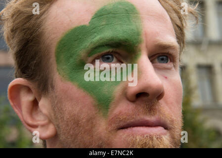 Oslo, Norvège, 21 Sep 2014. Un homme a le coeur vert peint sur son visage tandis que des milliers de manifestants dans le centre-ville d'Oslo, Norvège, pour appuyer l'action sur le changement climatique mondial, le 21 septembre 2014. Selon les organisateurs de 'la', mars climatique la démonstration d'Oslo a été l'un des événements de solidarité 2 808 dans 166 pays, qui était "le plus grand de l'histoire mars climatique'. Credit : Ryan Rodrick Beiler/Alamy Live News Banque D'Images