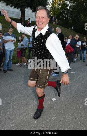 Munich, Allemagne. Sep 20, 2014. Ancien coureur de ski autrichienne Franz Klammer effectue la Schuhplattler danse, une danse traditionnelle bavaroise, le premier jour de la fête de la bière Oktoberfest à Munich, Allemagne, 20 septembre 2014. Des millions de visiteurs du monde entier sont attendus à la fête de la bière cette année, qui se poursuit jusqu'au 5 octobre 2014. Photo : Christian Charisius/dpa/Alamy Live News Banque D'Images