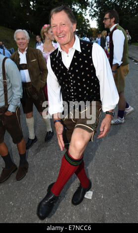 Munich, Allemagne. Sep 20, 2014. Ancien coureur de ski autrichienne Franz Klammer effectue la Schuhplattler danse, une danse traditionnelle bavaroise, le premier jour de la fête de la bière Oktoberfest à Munich, Allemagne, 20 septembre 2014. Des millions de visiteurs du monde entier sont attendus à la fête de la bière cette année, qui se poursuit jusqu'au 5 octobre 2014. Photo : Christian Charisius/dpa/Alamy Live News Banque D'Images