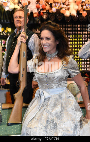 Munich, Allemagne. Sep 21, 2014. L'actrice Christine Neubauer assiste à la fête de la bière Oktoberfest à Munich, Allemagne, 21 septembre 2014. Des millions de visiteurs du monde entier sont attendus à la fête de la bière cette année, qui se poursuit jusqu'au 5 octobre 2014. Photo : Felix Hoerhager/dpa/Alamy Live News Banque D'Images