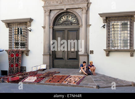 Tapis Tapis à un Italien de la rue du marché Banque D'Images