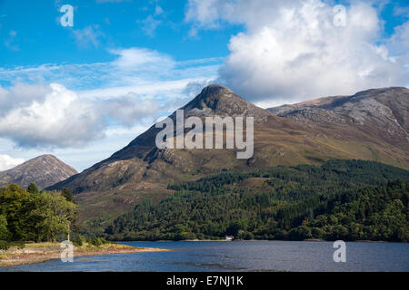 Le Pap of Glencoe assise sur le bord du Loch Leven, Highlands écossais. Banque D'Images