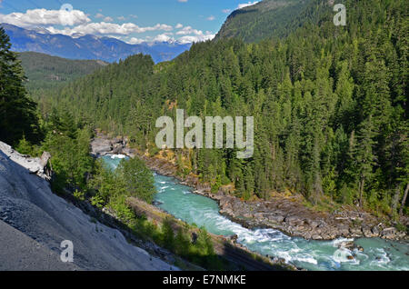 River & voie de chemin de fer qui traverse les montagnes Rocheuses, en Colombie-Britannique, Canada Banque D'Images