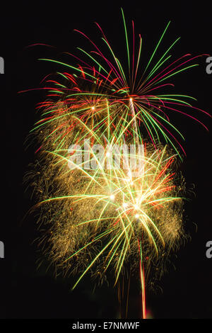 Dans l'explosion d'artifice multiples nuit de sky Banque D'Images