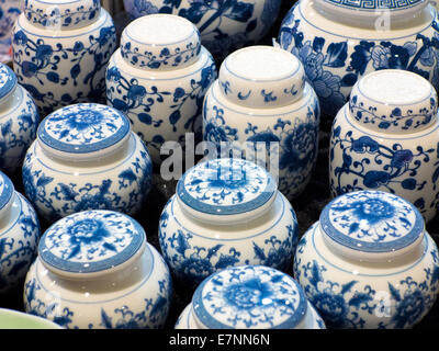 Close-up de pots en porcelaine bleu et blanc Banque D'Images