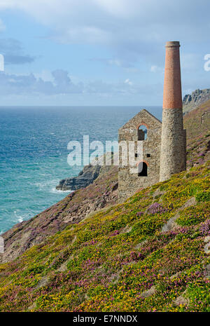 La maison Towanroath l'abandon du moteur de pompage à papule Coates entre St Agnes et Porthtowan en Cornouailles du Nord. Banque D'Images