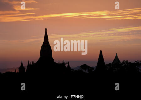 Soirée Incroyable Paysage De Bagan Avec Le Parc Archéologique De San 