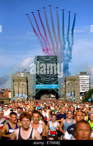 Traverser le pont Tyne avec les flèches rouges, Great North Run 2006, Newcastle upon Tyne, Royaume-Uni Banque D'Images