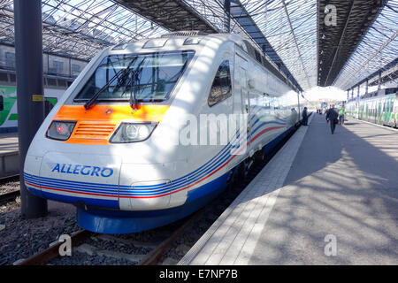 La Finlande, Helsinki : Les passagers à bord d'un allegro, électrique à haute vitesse train pendulaire dans la gare principale à Helsinki Banque D'Images
