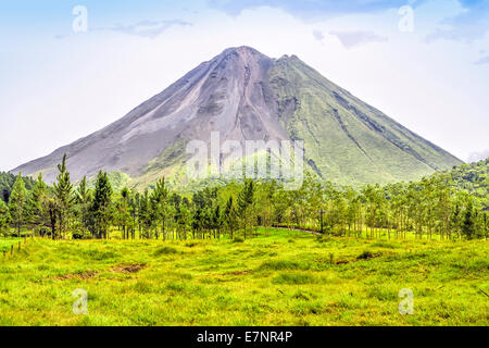 Vue panoramique sur le célèbre volcan Arenal, Costa Rica. Banque D'Images