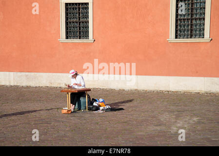 Varsovie, Pologne, juin 2014 : femme street musician playing un dulcimer dans la vieille ville de Varsovie. Banque D'Images