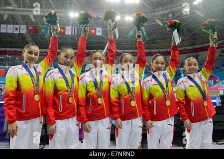 Incheon, Corée du Sud. 22 Sep, 2014. Les athlètes chinois Huang Huidan, Yao Jinnan, Bai Yawen Jiaxin Chen, Tan, et Siyi Chunsong Shang (de G à D) poser sur le podium lors de l'attribution d'ceremonoy women's team contest de la gymnastique artistique à la 17e Jeux asiatiques à Incheon, Corée du Sud, du 22 septembre 2014. La Chine a remporté la médaille d'or avec 229,300 points. Credit : Zheng Huansong/Xinhua/Alamy Live News Banque D'Images