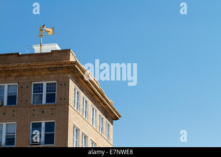 Coin supérieur de un vieux bâtiment dans une petite ville centre-ville dans le sud des Etats-Unis par temps clair. Avec sirène de défense civile sur le dessus. Banque D'Images