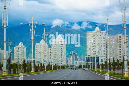 Ashgabat, Turkménistan, l'Asie centrale, d'Asie, d'appartements, d'architecture, avenue, ville, nuages, nouveau, route, éclairage de rue, trafic, w Banque D'Images