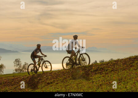 Mountain biker, Bachtel, Zurich Lac, vue, la chaîne des Alpes, le canton de Zurich, montagne, montagne, sport, loisirs, aventure, moun Banque D'Images