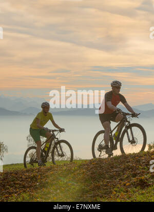 Mountain biker, Bachtel, Zurich Lac, vue, la chaîne des Alpes, le canton de Zurich, montagne, montagne, sport, loisirs, aventure, moun Banque D'Images