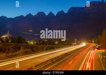 L'Autoroute, Flums, montagne, Churfirsten, montagnes, nuit, sombre, trafic, SG, canton de Saint-Gall, en Suisse, l'Europe, Banque D'Images