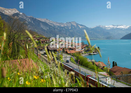 Brienzersee, Oberried, Brienz, printemps, dans le canton de Berne, le lac, les lacs, Oberland Bernois, village, gare, train, chemin de fer, en Suisse Banque D'Images