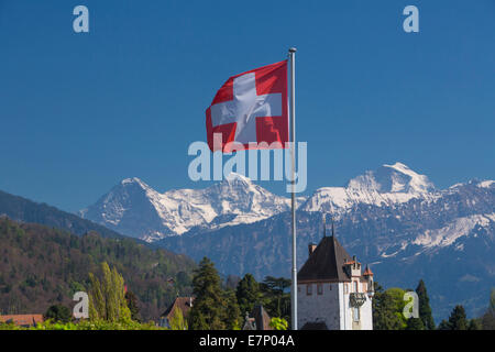 Château, Oberhofen, le lac de Thoune, le printemps, le canton de Berne, les Alpes Bernoises, l'Oberland bernois, Jungfrau, Eiger, Mönch, moine, drapeau, drapeaux, sw Banque D'Images