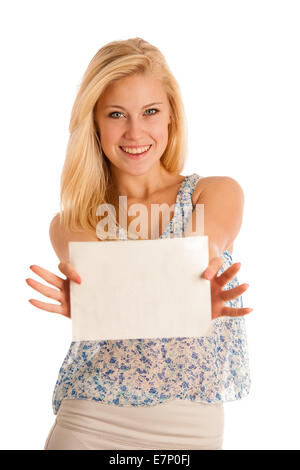 Nde woman holding a blank carte blanche dans ses mains pour texte promotionnel ou la bannière isolated over white background Banque D'Images