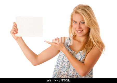 Nde woman holding a blank carte blanche dans ses mains pour texte promotionnel ou la bannière isolated over white background Banque D'Images