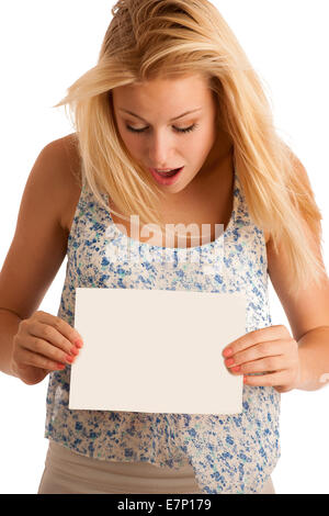 Nde woman holding a blank carte blanche dans ses mains pour texte promotionnel ou la bannière isolated over white background Banque D'Images