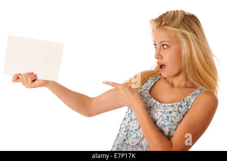 Nde woman holding a blank carte blanche dans ses mains pour texte promotionnel ou la bannière isolated over white background Banque D'Images