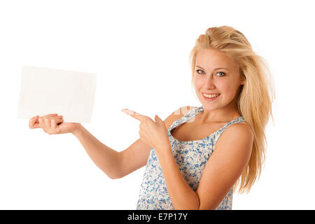 Nde woman holding a blank carte blanche dans ses mains pour texte promotionnel ou la bannière isolated over white background Banque D'Images